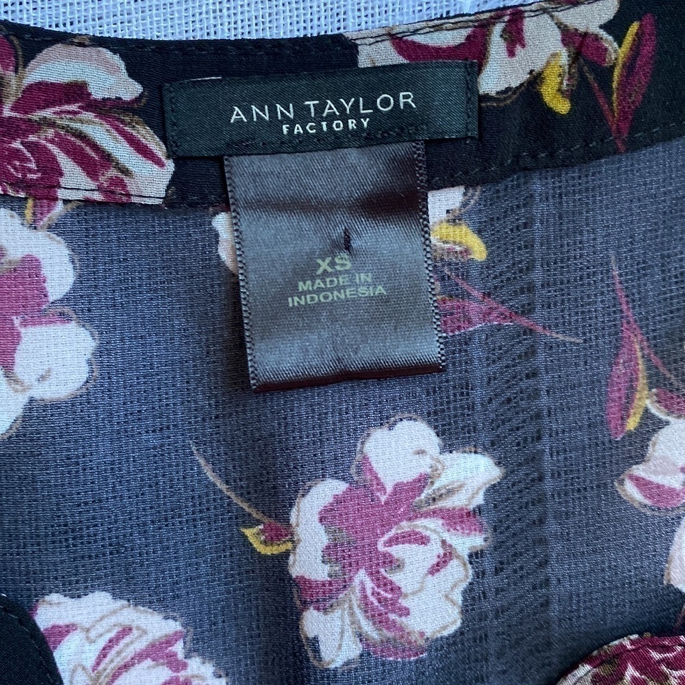 Ann Taylor Factory floral blouse with button and pleated front. - Picture 4 of 15